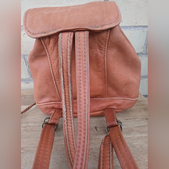 Vintage Leather Backpack - Picture 8 of 11